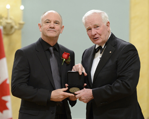 photo of professor Philip Hoffman receiving his medallion from Governor-General David Johnston