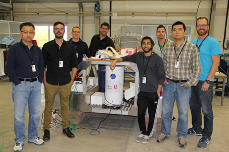 photo of a group of researchers with a large spectrometer which will go into the stratosphere tethered to a balloon